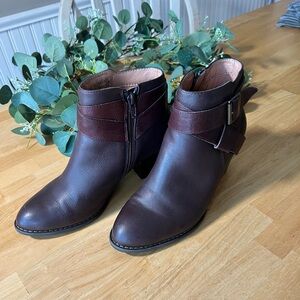 Vionic Women’s Trinity Dark Brown Ankle Boots, side zip. Size 7
